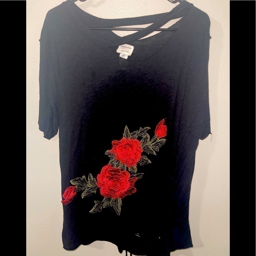 𝅺EMORY PARK BLACK ROSE EMBROIDERED DISTRESSED KNIT TOP SIZE MEDIUM